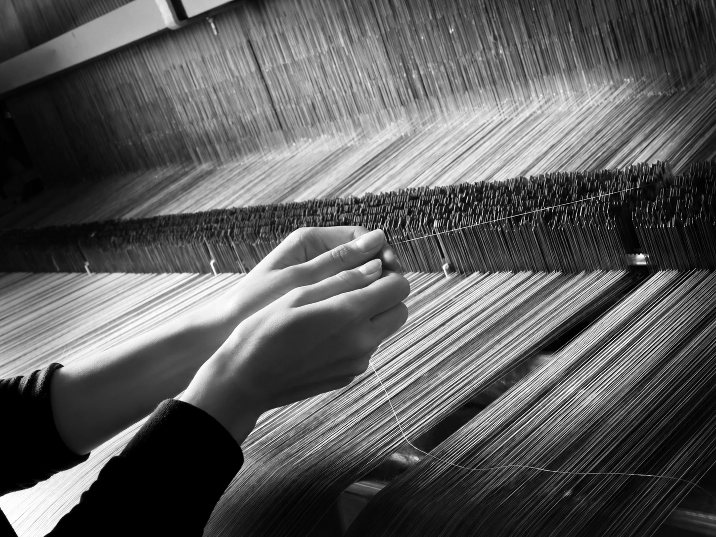 Hands at work at a Beltrami flat loom