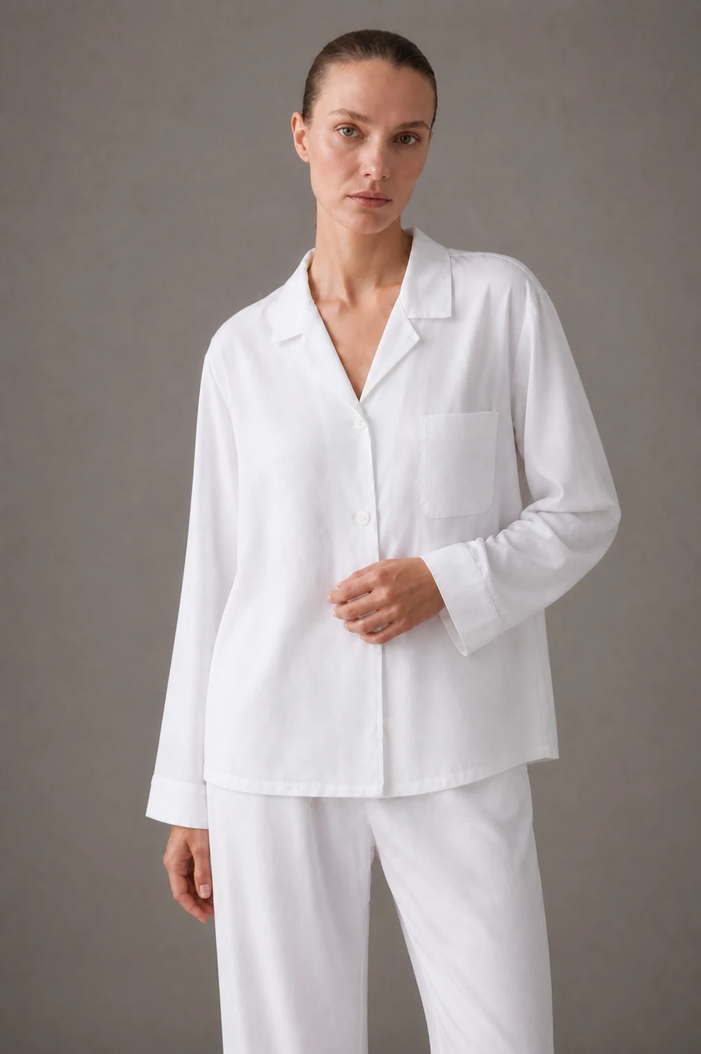Timeless women's pyjama in white satin